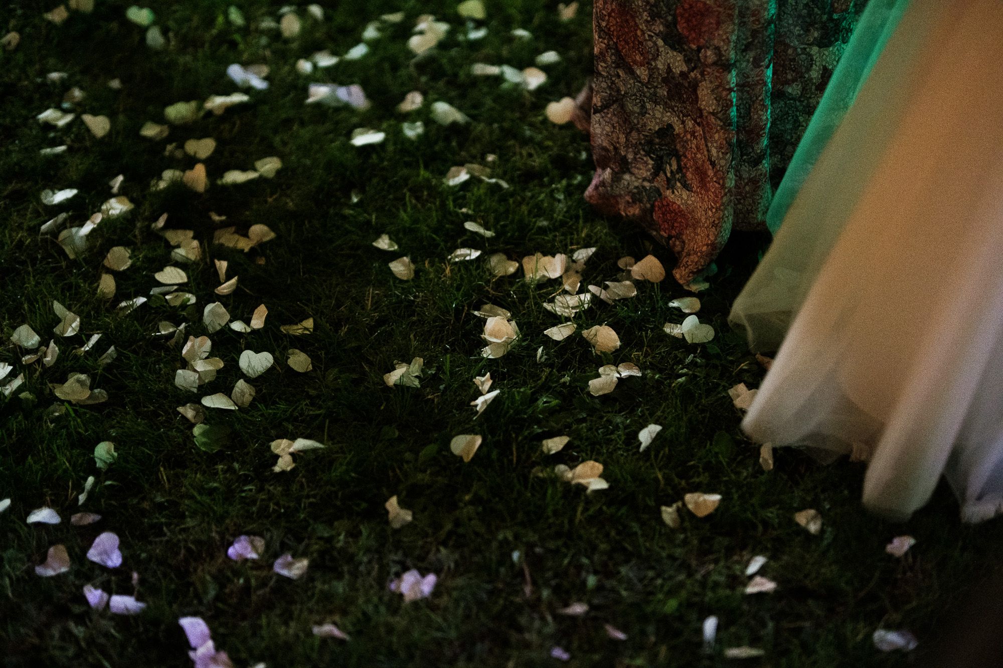 Brautkleid, Wiese und Blüten