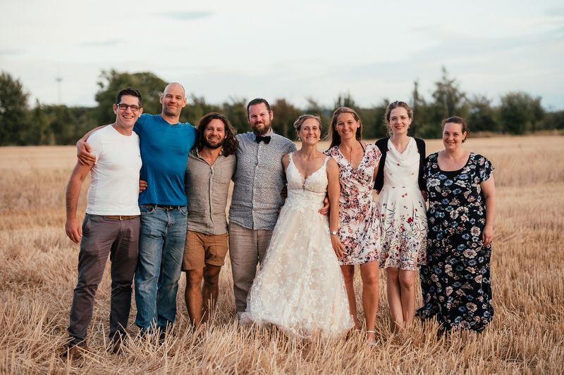 Gruppenfoto im Feld