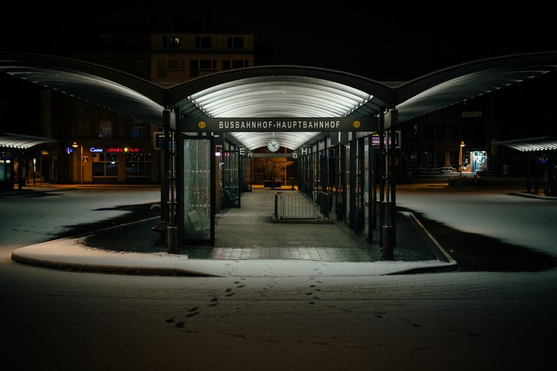 Verschneiter Busbahnhof